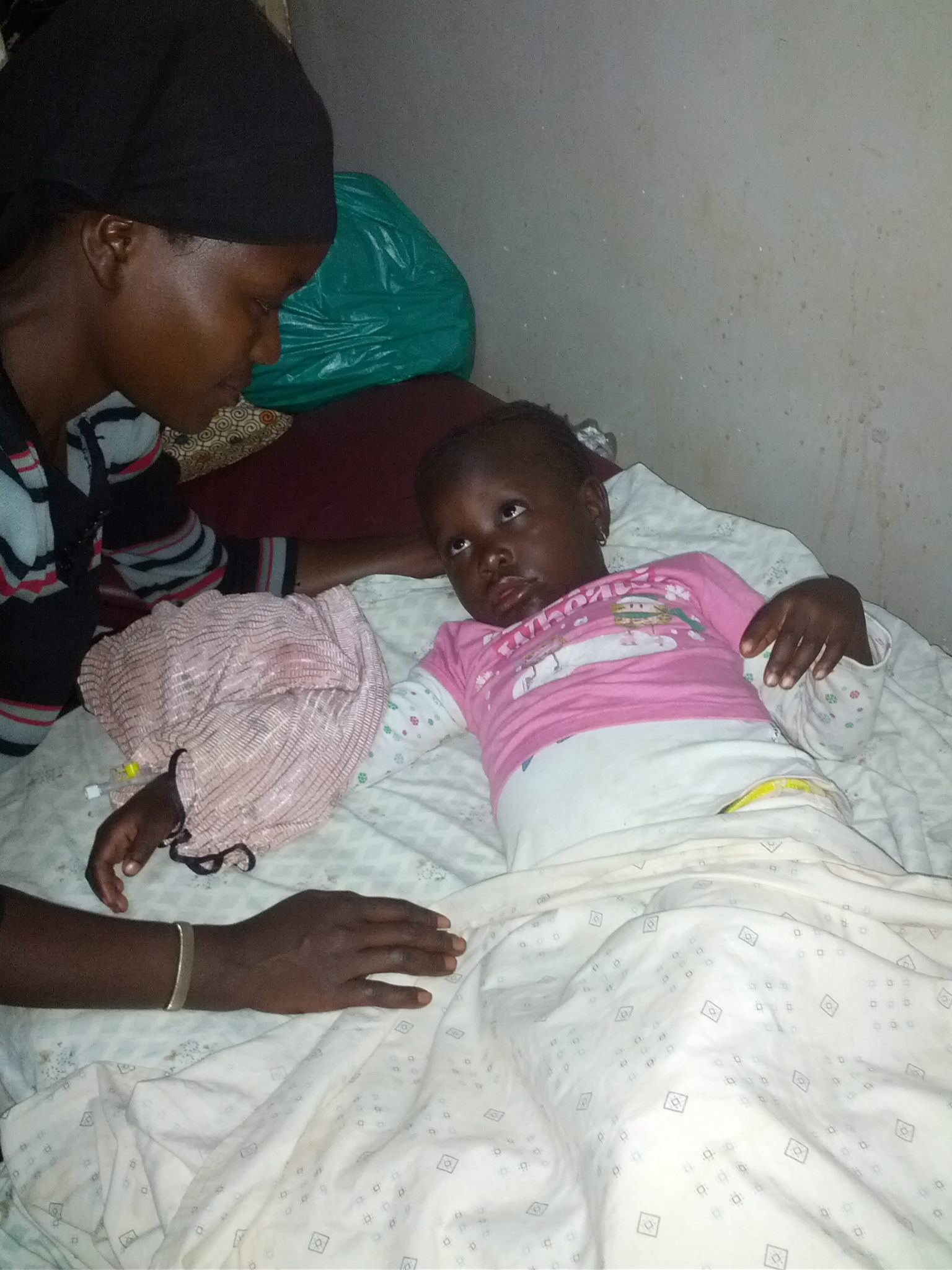 Hairat im Krankenhaus mit ihrer Mutter